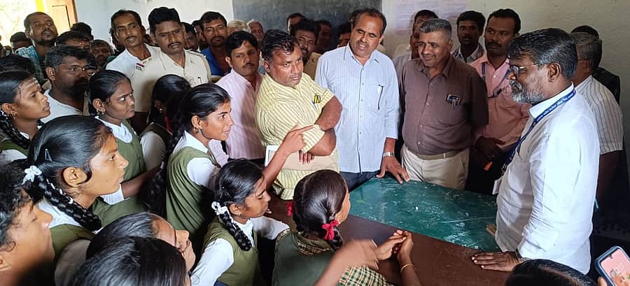 ಕುಷ್ಟಗಿ ತಾಲ್ಲೂಕು ಬಿಜಕಲ್ ಸರ್ಕಾರಿ ಶಾಲೆಗೆ ಮಕ್ಕಳ ಹಕ್ಕುಗಳ ರಕ್ಷಣಾ ಆಯೋಗದ ಸದಸ್ಯ ಶೇಖರಗೌಡ.ಜಿ.ರಾಮತ್ನಾಳ ಶನಿವಾರ ಭೇಟಿ ನೀಡಿ ಮಕ್ಕಳಿಂದ ಮಾಹಿತಿ ಪಡೆದರು