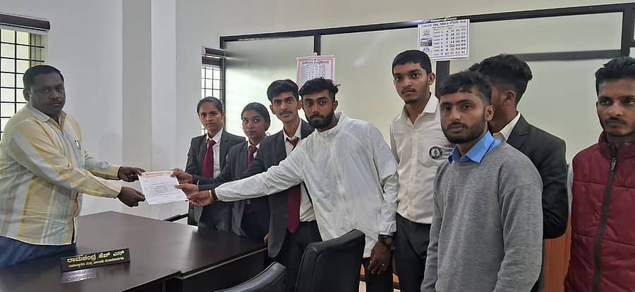 ಪ್ರತಿಭಟನಕಾರರು ತಹಶೀಲ್ದಾರ್ ರಾಮಚಂದ್ರ ಅವರಿಗೆ ಮನವಿ ಸಲ್ಲಿಸಿದರು.