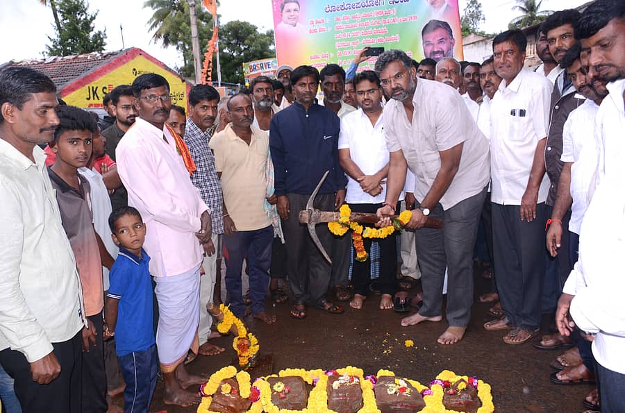 ಮುಗಳಿಹಾಳ ಸಮೀಪದ ಯರಝರ್ವಿ ಗ್ರಾಮದಲ್ಲಿ ₹15 ಕೋಟಿ ವೆಚ್ಚದಲ್ಲಿ ರಸ್ತೆ ಸುಧಾರಣೆ ಕಾಮಗಾರಿಗೆ ಶಾಸಕ ವಿಶ್ವಾಸ ವೈದ್ಯ ಶನಿವಾರ ಭೂಮಿಪೂಜೆ ನೆರವೇರಿಸಿದರು
