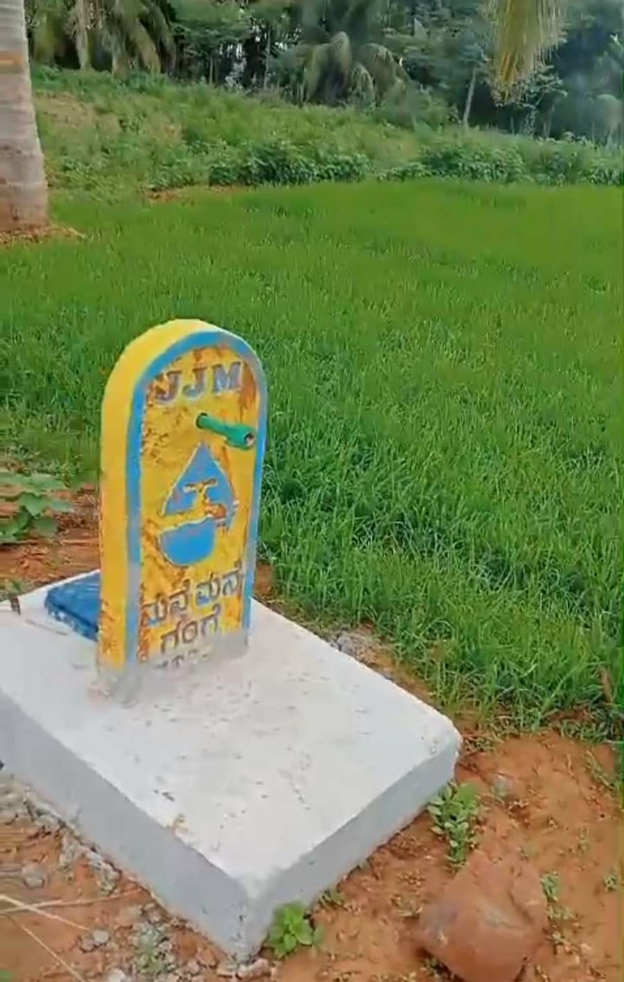 ಶಿರಾ ತಾಲ್ಲೂಕಿನ ಹೊಸಮಲ್ಲನಹಳ್ಳಿ ಗ್ರಾಮದಲ್ಲಿ ಮನೆಗಳೇ ಇಲ್ಲದ ಕಡೆ ಜಮೀನಿನಲ್ಲಿ ನಲ್ಲಿ ಅಳವಡಿಸಲಾಗಿದೆ