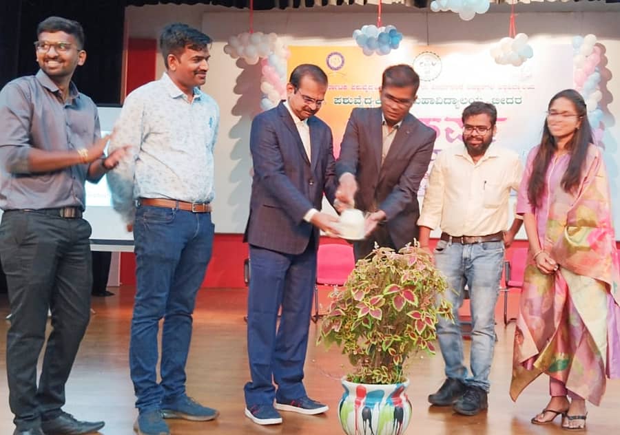 ಬೀದರ್ ತಾಲ್ಲೂಕಿನ ಕಮಠಾಣ ಸಮೀಪದ ಪಶು ವೈದ್ಯಕೀಯ ಕಾಲೇಜಿ ಪದವಿ ವಿದ್ಯಾರ್ಥಿಗಳ ಬೀಳ್ಕೊಡುಗೆ ಕಾರ್ಯಕ್ರಮವನ್ನು ಕಾಲೇಜು ಡೀನ್ ಡಾ. ಎಂ.ಕೆ. ತಾಂಡಲೆ ಉದ್ಘಾಟಿಸಿದರು