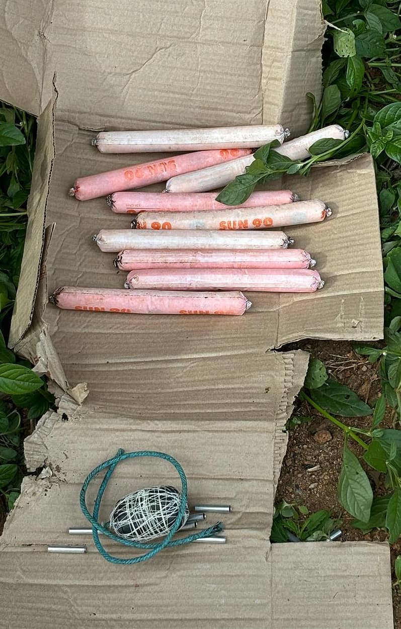 ತಿ.ನರಸೀಪುರ ತಾಲ್ಲೂಕಿನ ಕೆಂಪಯ್ಯನ ಹುಂಡಿ ಗ್ರಾಮದ ಗೇಟ್ ಬಳಿಯಿರುವ ‘ಫ್ರೆಂಡ್ಸ್ ಹೋಟೆಲ್’ನಲ್ಲಿ ಗುರುವಾರ ರಾತ್ರಿ ವಶಪಡಿಸಿಕೊಂಡ ಸ್ಪೋಟಕ ವಸ್ತುಗಳು