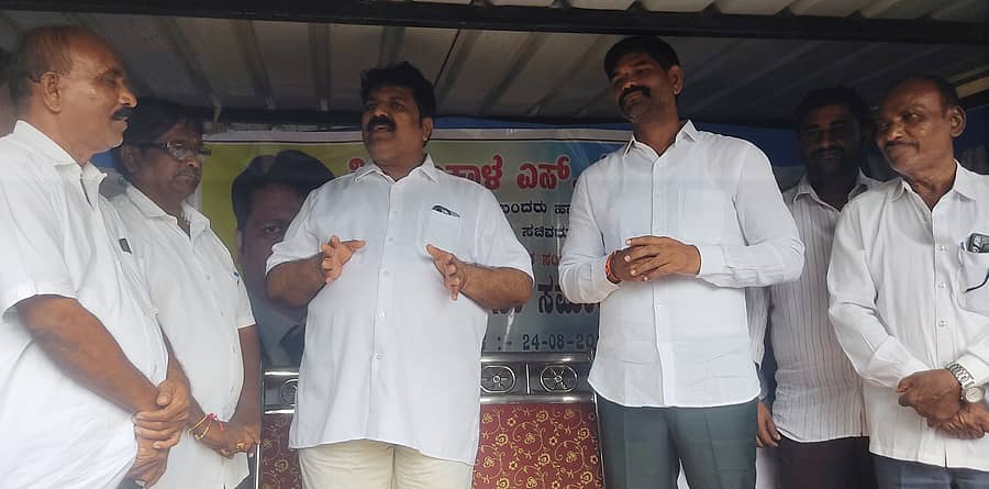 ಕಂಪ್ಲಿ ತಳವಾರ ಓಣಿಯಲ್ಲಿ ಶನಿವಾರ ನಡೆದ ಕಾರ್ಯಕ್ರಮದಲ್ಲಿ ರಾಜ್ಯ ಮೀನುಗಾರಿಕೆ, ಬಂದರು ಹಾಗೂ ಒಳನಾಡು ಜಲಸಾರಿಗೆ ಸಚಿವ ಮಂಕಾಳ ಎಸ್. ವೈದ್ಯ ಮಾತನಾಡಿದರು