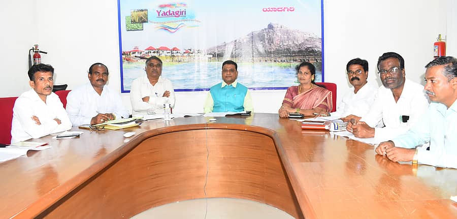 ಯಾದಗಿರಿ ಜಿಲ್ಲಾಧಿಕಾರಿ ಕಚೇರಿ ಸಭಾಂಗಣದಲ್ಲಿ ಶುಕ್ರವಾರ ನಡೆದ ಕರ್ನಾಟಕ ಲೋಕಸೇವಾ ಆಯೋಗದ ಪೂರ್ವಭಾವಿ ಪರೀಕ್ಷೆಯ ಕುರಿತ ಸಭೆ ನಡೆಯಿತು