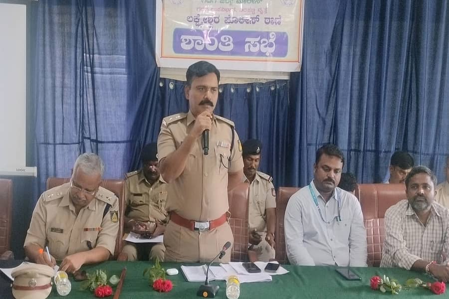 ಗಣೇಶ ಮತ್ತು ಈದ್ ಮಿಲಾದ್ ಹಬ್ಬದ ಹಿನ್ನೆಲೆಯಲ್ಲಿ ಶನಿವಾರ ಲಕ್ಷ್ಮೇಶ್ವರದ ತಾಲ್ಲೂಕು ಪಂಚಾಯ್ತಿ ಕಾರ್ಯಾಲಯದಲ್ಲಿ ಶಾಂತಿ ಸಭೆ ಜರುಗಿತು