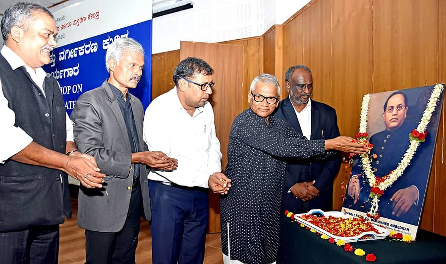 ಮಾನಸಗಂಗೋತ್ರಿಯ ಬಿ.ಆರ್. ಅಂಬೇಡ್ಕರ್ ಸಂಶೋಧನಾ ಮತ್ತು ವಿಸ್ತರಣ ಕೇಂದ್ರದಲ್ಲಿ ‘ಮೀಸಲಾತಿ ಮತ್ತು ವರ್ಗೀಕರಣ’ ಕುರಿತು ಶನಿವಾರ ಆಯೋಜಿಸಿದ್ದ ಕಾರ್ಯಾಗಾರವನ್ನು ಶಾಶ್ವತ ಹಿಂದುಳಿದ ವರ್ಗಗಳ ಆಯೋಗದ ಮಾಜಿ ಅಧ್ಯಕ್ಷ ರವಿವರ್ಮ ಕುಮಾರ್ ಉದ್ಘಾಟಿಸಿದರು