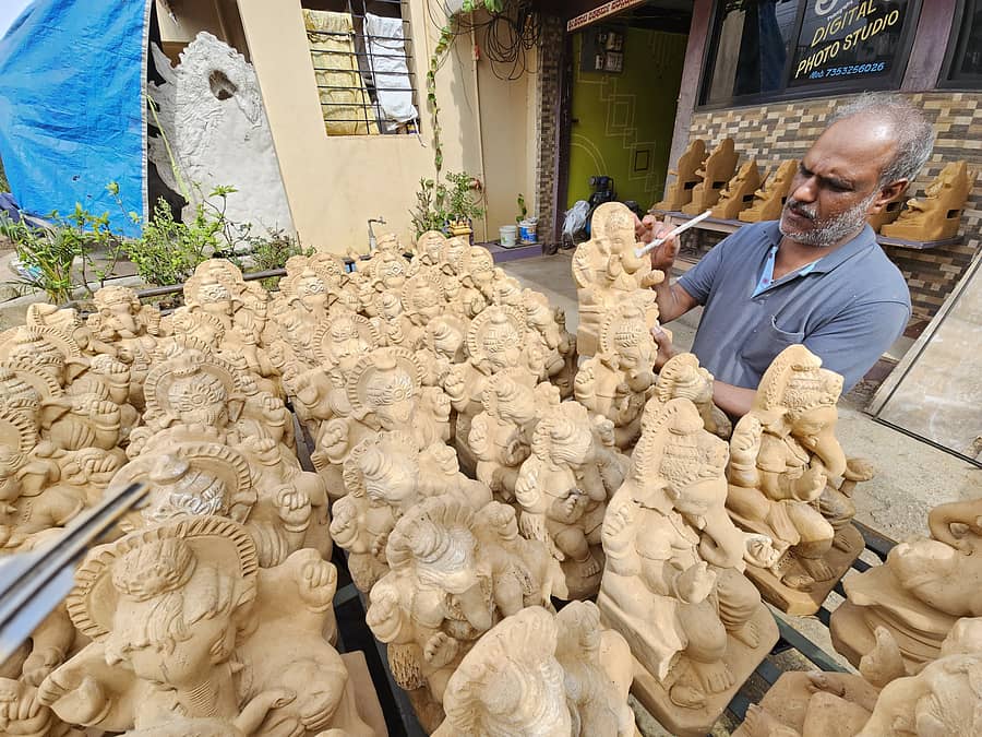 ಬೆಳಗಾವಿ ತಾಲ್ಲೂಕಿನ ಶಿಂಧೊಳ್ಳಿಯಲ್ಲಿ ಸುರೇಶ ಬಡಿಗೇರ ಮಣ್ಣಿನಲ್ಲಿ ಗಣೇಶನ ಮೂರ್ತಿ ತಯಾರಿಕೆಯಲ್ಲಿ ನಿರತವಾಗಿರುವುದು
–ಪ್ರಜಾವಾಣಿ ಚಿತ್ರ: ಏಕನಾಥ ಅಗಸಿಮನಿ