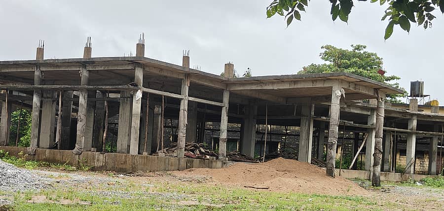 ಕಾರವಾರದ ಸರ್ಕಾರಿ ಪ್ರಥಮ ದರ್ಜೆ ಮಹಿಳಾ ಕಾಲೇಜು ಕಟ್ಟಡ ಕಾಮಗಾರಿ ಅರ್ಧಕ್ಕೆ ಸ್ಥಗಿತಗೊಂಡಿರುವುದು