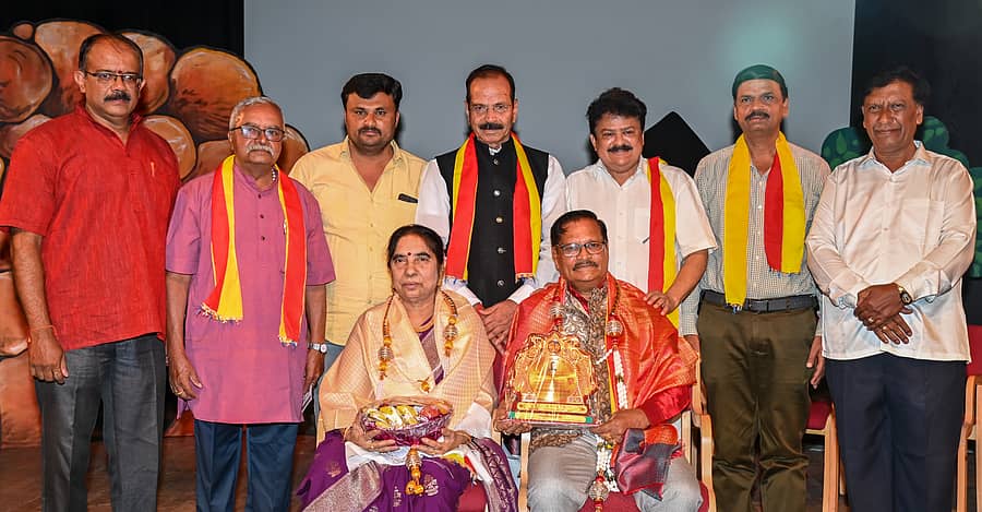 ಕರ್ನಾಟಕ ನಾಟಕ ಅಕಾಡೆಮಿ ಪ್ರಶಸ್ತಿ ಪುರಸ್ಕೃತ ಪ್ರಸಾಧನ ತಜ್ಞ, ರಂಗಕರ್ಮಿ ಡಿ. ಅಶ್ವತ್ಥ್‌ ಕದಂಬ- ಗಾಯತ್ರಿ ದಂಪತಿಯನ್ನು ಕದಂಬ ಕಲಾಪೀಠದಿಂದ ಭಾನುವಾರ ಕಲಾಮಂದಿರ ಆವರಣದ ಕಿರುರಂಗಮಂದಿರದಲ್ಲಿ  ಅಭಿನಂದಿಸಲಾಯಿತು– ಪ್ರಜಾವಾಣಿ ಚಿತ್ರ