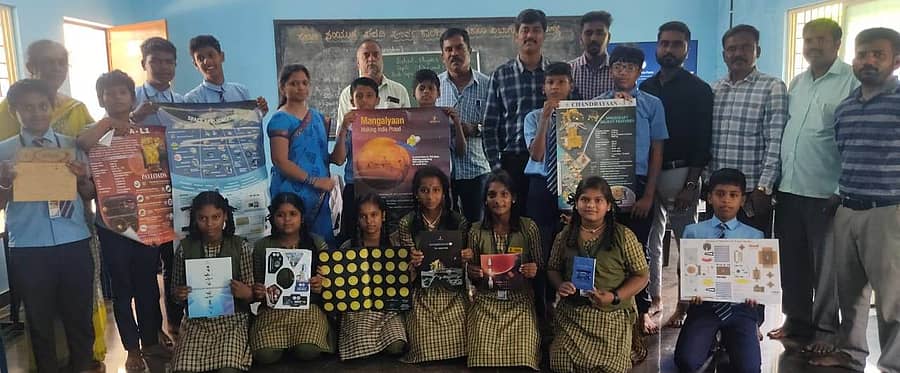 ಸಂತೇಮರಹಳ್ಳಿಯ ಸರ್ಕಾರಿ ಪ್ರೌಢಶಾಲೆಯಲ್ಲಿ ಗ್ರಾವಿಟಿ ಸೈನ್ಸ್ ಪೌಂಡೇಶನ್ ಸಂಸ್ಥೆ ವತಿಯಿಂದ ಆಯೋಜಿಸಿದ್ದ ರಾಷ್ಟ್ರೀಯ ಬಾಹ್ಯಕಾಶ ದಿನಾಚರಣೆಯಲ್ಲಿ ವಿದ್ಯಾರ್ಥಿಗಳು ಪಾಲ್ಗೊಂಡಿದ್ದರು
