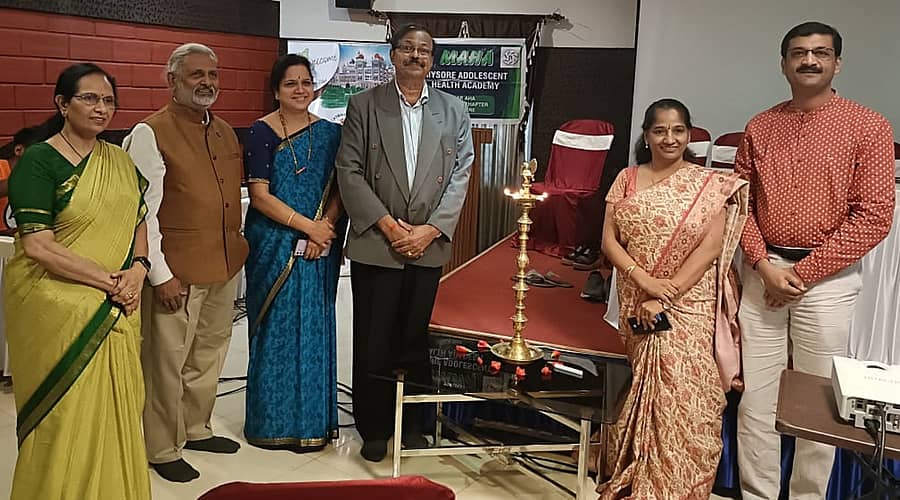 ಮೈಸೂರು ಅಡೋಲ್ಸೆಂಟ್ ಹೆಲ್ತ್ ಅಕಾಡೆಮಿಯು ಭಾನುವಾರ ಹಮ್ಮಿಕೊಂಡಿದ್ದ ಹದಿಹರೆಯದವರ ಆರೋಗ್ಯ ಸಮ್ಮೇಳನದಲ್ಲಿ ಡಾ.ಗೀತಾ ಪಾಟೀಲ್, ಡಾ.ಕಿಶೋರ್ ಬೈಂದೂರು, ಡಾ.ರೂಪಾ, ಡಾ.ಯು.ಜಿ. ಶೆಣೈ, ಡಾ.ಆರ್.ಪ್ರೇಮಾ ಹಾಗೂ ಡಾ.ಎಂ.ಆರ್. ಪ್ರಶಾಂತ್ ಪಾಲ್ಗೊಂಡಿದ್ದರು