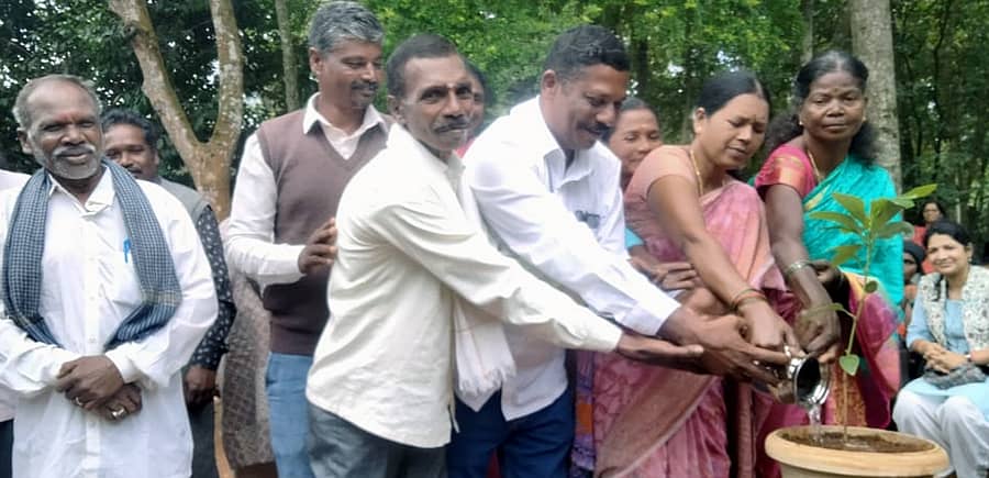 <div class="paragraphs"><p>ಯಳಂದೂರು ತಾಲ್ಲೂಕಿನ ಬಿಳಿಗಿರಿರಂಗನಬೆಟ್ಟದ ಆದಿವಾಸಿ ಆರೋಗ್ಯ ಸಂಪನ್ಮೂಲ ಕೇಂದ್ರದಲ್ಲಿ ಭಾನುವಾರ ಜಿಲ್ಲಾ ಬುಡಕಟ್ಟು ಸಂಘ ಹಾಗೂ ಸರ್ಕಾರೇತರ ಸಂಸ್ಥೆಗಳ ಸಹಭಾಗಿತ್ವದಲ್ಲಿ ಆಯೋಜಿಸಿದ್ದ ‘ಕಾನು’ ಕಾರ್ಯಕ್ರಮವನ್ನು ಸೋಲಿಗ ಮುಖಂಡರಾದ ಕೇತಮ್ಮ ಉದ್ಘಾಟಿಸಿದರು. </p></div>