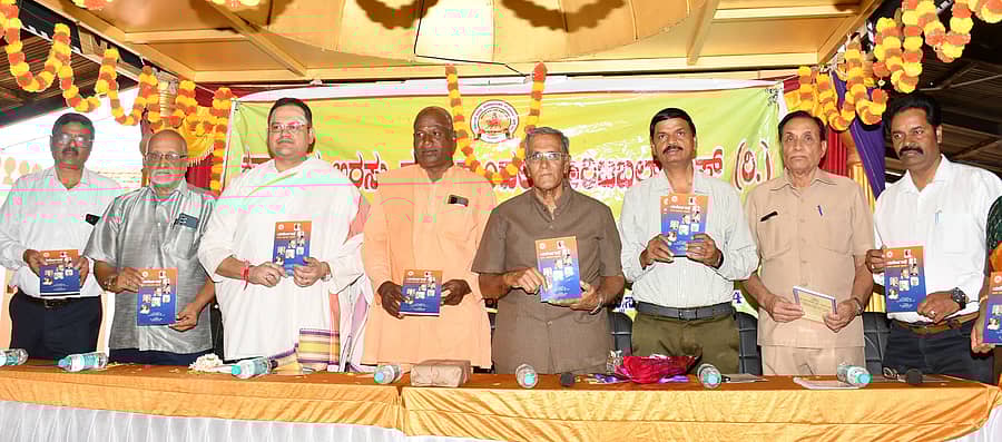 ಮೈಸೂರಿನಲ್ಲಿ ಕೆ.ಪಿ. ಲಕ್ಷ್ಮೀಕಾಂತರಾಜೇ ಅರಸ್ ಸಂಪಾದಕತ್ವದ ‘ಯಶೋಗಾಥೆ’ ಕೃತಿಯನ್ನು ಪತ್ರಕರ್ತ ಅಂಶಿ ಪ್ರಸನ್ನಕುಮಾರ್ ಹಾಗೂ ಗಣ್ಯರು ಭಾನುವಾರ ಬಿಡುಗಡೆ ಮಾಡಿದರು