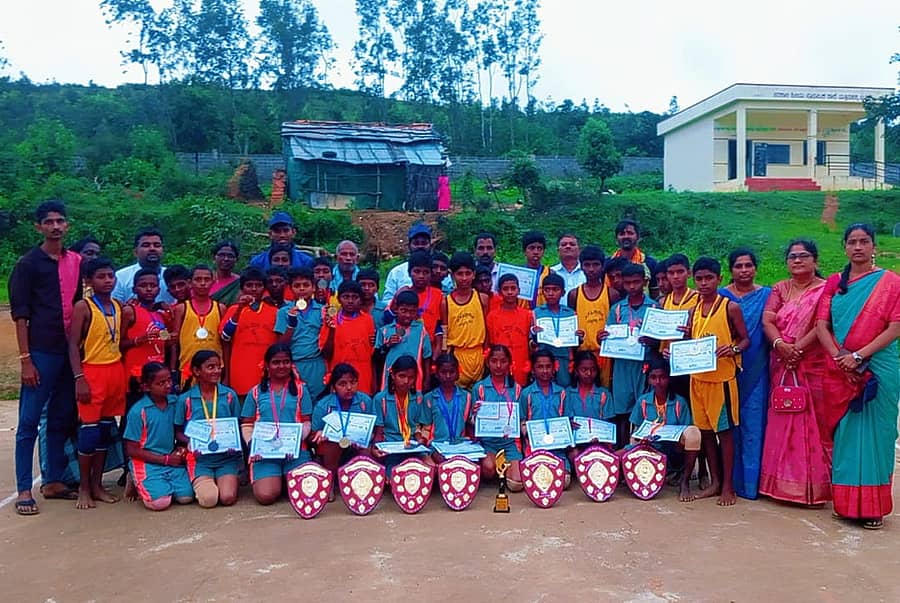 ಸಮಗ್ರ ವೀರಾಗ್ರಣಿ ಪ್ರಶಸ್ತಿಯೊಂದಿಗೆ ಹಂಸಬಾವಿ ಯತ್ತಿನಹಳ್ಳಿ ಎಂ.ಕೆ ಶಾಲೆಯ ವಿದ್ಯಾರ್ಥಿಗಳು