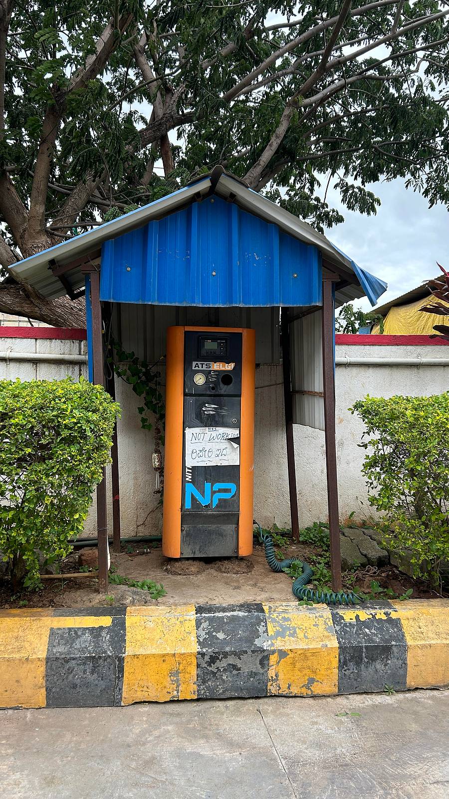 ಚಿತ್ರದುರ್ಗ ಬಿ.ಡಿ.ರಸ್ತೆಯಲ್ಲಿರುವ ಪೆಟ್ರೋಲ್ ಬಂಕ್ವೊಂದರಲ್ಲಿ ಗಾಳಿ ಹಾಕುವ ಯಂತ್ರ ಹಲವು ತಿಂಗಳಿಂದ ದುರಸ್ತಿಯಲ್ಲಿದೆ.