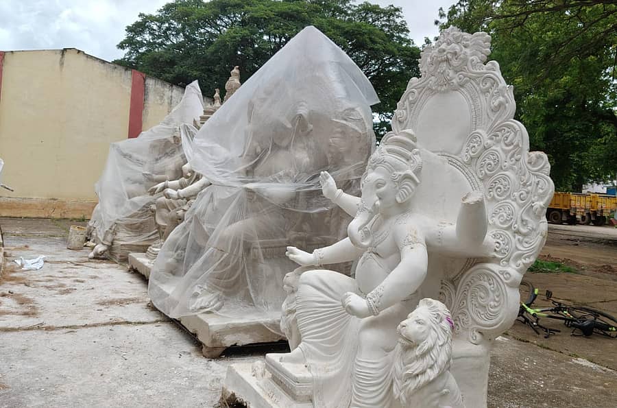 ಹಾವೇರಿಯ ಸ್ಥಳವೊಂದರಲ್ಲಿ ಇರಿಸಿರುವ ಪಿಒಪಿ ಮೂರ್ತಿಗಳು