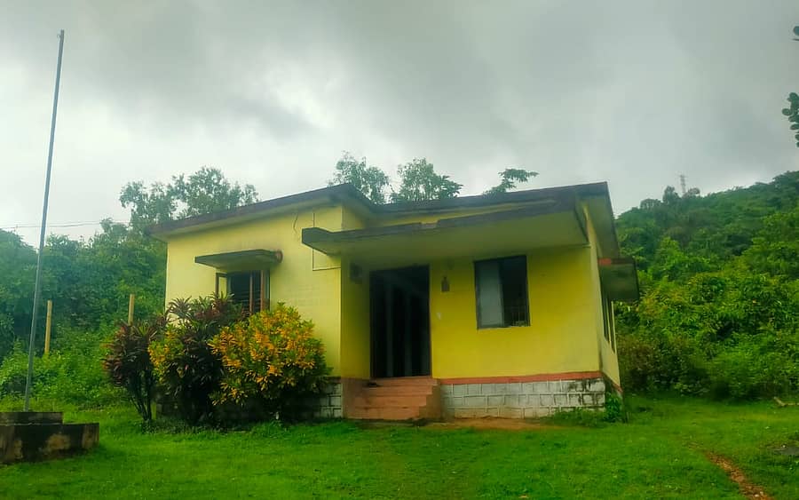 ಕಾರವಾರ ತಾಲ್ಲೂಕಿನ ಕಿನ್ನರದಲ್ಲಿರುವ ಪಶು ಚಿಕಿತ್ಸಾಲಯ ಬಹುತೇಕ ದಿನ ಬಾಗಿಲು ಮುಚ್ಚಿದ ಸ್ಥಿತಿಯಲ್ಲಿಯೇ ಇರುತ್ತಿದೆ.