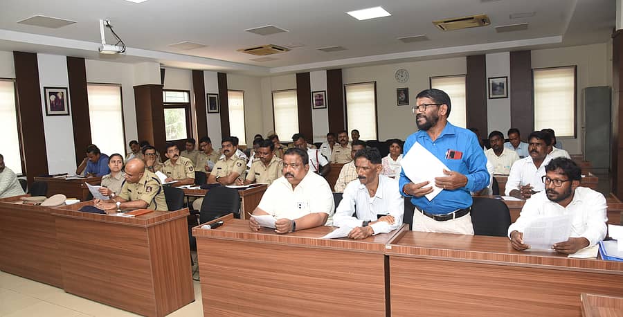 ಮಂಗಳೂರು ಪೊಲೀಸ್ ಕಮಿಷನರೇಟ್ ವ್ಯಾಪ್ತಿಯಲ್ಲಿ ಪರಿಶಿಷ್ಟ ಜಾತಿ ಮತ್ತು ಪರಿಶಿಷ್ಟ ಪಂಗಡದವರ ಅಹವಾಲು ಆಲಿಸಲು ಏರ್ಪಡಿಸಿದ್ದ ಸಭೆಯಲ್ಲಿ ಮುಖಂಡರೊಬ್ಬರು ಭಾನುವಾರ ಮಾತನಾಡಿದರು