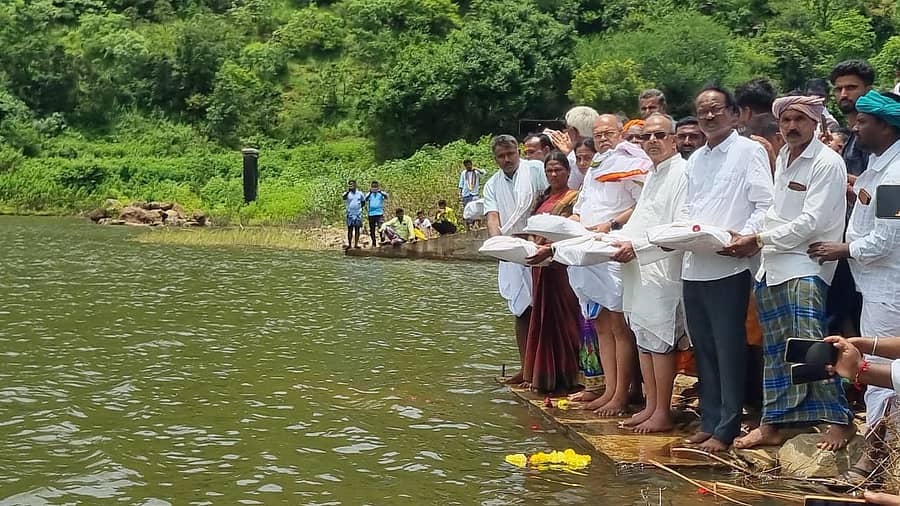 ರಟ್ಟೀಹಳ್ಳಿ ತಾಲ್ಲೂಕು ಜೋಕನಾಳ ಗ್ರಾಮದ ಭಗವತಿ ಕೆರೆಗೆ ಶಾಸಕ ಯು.ಬಿ.ಬಣಕಾರ ಹಾಗೂ ಇತರರು ಭಾನುವಾರ ಬಾಗಿನ ಅರ್ಪಿಸಿದರು