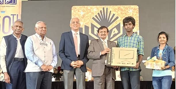 ಕಾರ್ಯಕ್ರಮದಲ್ಲಿ ಡಾ.ಸಿ.ಎನ್. ಮಂಜುನಾಥ್ ಅವರು ವಿದ್ಯಾರ್ಥಿಗಳಿಗೆ ಕಂಪ್ಯೂಟರ್ ಹಾಗೂ ನೋಟ್ ಬುಕ್ ಕಿಟ್ ವವಿತರಿಸಿದರು. ರಾಜೇಶ್ ಶಾ, ಸಂಜಯ್ ಲುಂಕದ್ ಉಪಸ್ಥಿತರಿದ್ದರು.