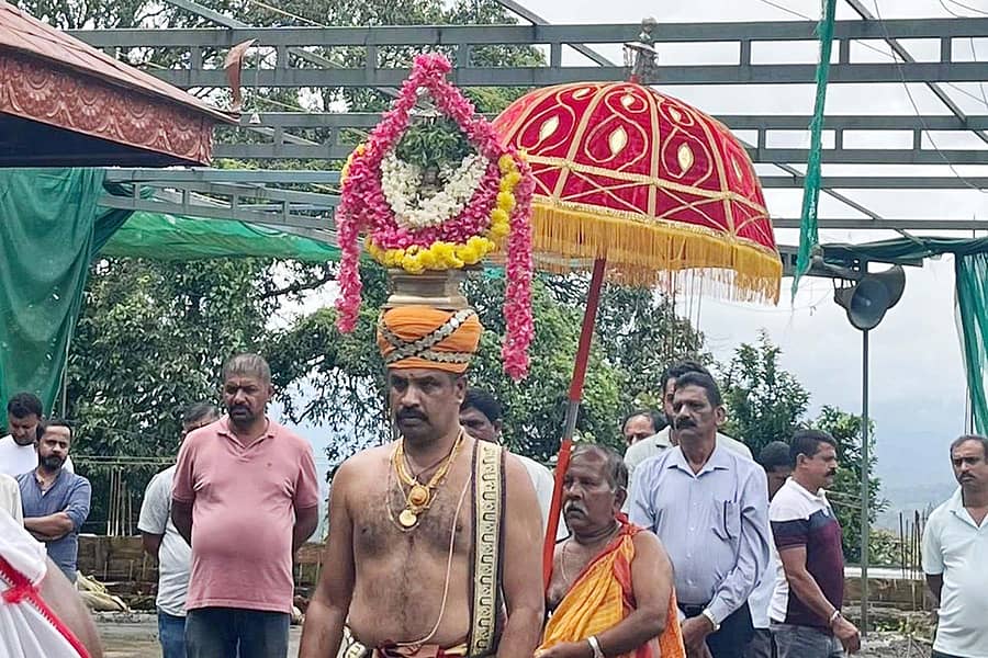 ನಾಪೋಕ್ಲು ಸಮೀಪದ ನೆಲಜಿಯ ಇಗ್ಗುತ್ತಪ್ಪ ದೇವಾಲಯದಲ್ಲಿ ಸೋಮವಾರ ಸಿಂಹಮಾಸ 10ರ ಆರಾಧನೋತ್ಸವ ನಡೆಯಿತು