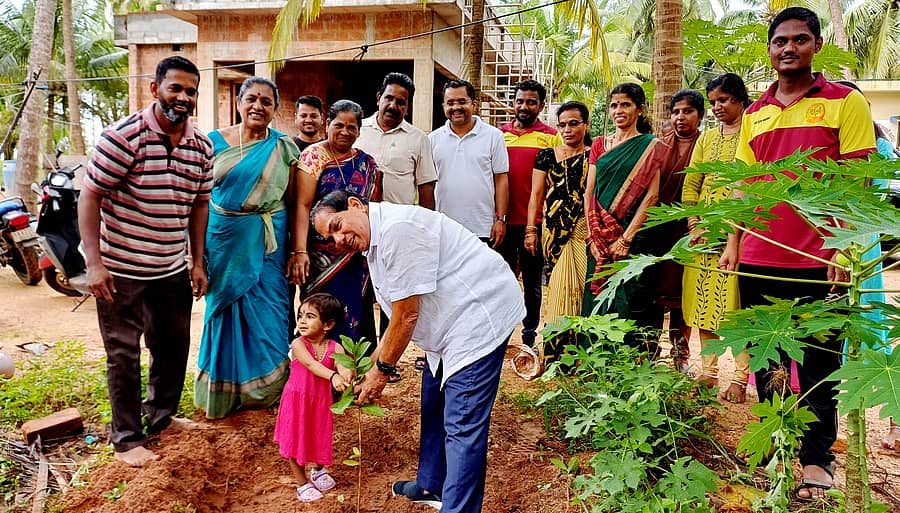 <div class="paragraphs"><p>ಕೋಡಿ ಗ್ರಾಮ ಪಂಚಾಯಿತಿ ನೇತೃತ್ವದಲ್ಲಿ ಮೂರು ತಿಂಗಳ ಹಸಿರುಜೀವ ಅಭಿಯಾನದ ಸಮಾರೋಪ ಸಮಾರಂಭ ನಡೆಯಿತು.</p></div>