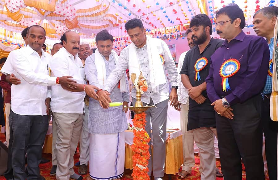 ಚಿಕ್ಕಬಳ್ಳಾಪುರದಲ್ಲಿ ನಗರದ ವೇಣುಗೋಪಾಲ ದೇವಾಲಯದಲ್ಲಿ ಸೋಮವಾರ ಹಮ್ಮಿಕೊಂಡಿದ್ದ ಕೃಷ್ಣ ಜಯಂತಿಯನ್ನು ಜಿಲ್ಲಾ ಉಸ್ತುವಾರಿ ಸಚಿವ ಡಾ. ಎಂ.ಸಿ. ಸುಧಾಕರ್ ಮತ್ತು ಸಂಸದ ಡಾ.ಕೆ ಸುಧಾಕರ್ ಉದ್ಘಾಟಿಸಿದರು