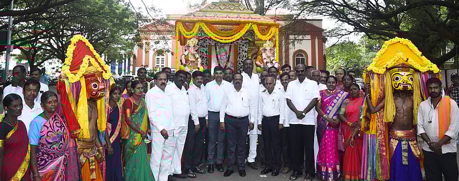 ತುಮಕೂರಿನಲ್ಲಿ ಸೋಮವಾರ ಶ್ರೀಕೃಷ್ಣ ಜಯಂತಿ ಅಂಗವಾಗಿ ಮೆರವಣಿಗೆ ನಡೆಯಿತು. ಹೆಚ್ಚುವರಿ ಜಿಲ್ಲಾಧಿಕಾರಿ ಎನ್.ತಿಪ್ಪೇಸ್ವಾಮಿ, ಜಿಲ್ಲಾ ಗೊಲ್ಲರ ಸಂಘದ ಅಧ್ಯಕ್ಷ ಜಿ.ಚಂದ್ರಶೇಖರ್‌ಗೌಡ, ಪ್ರಮುಖರಾದ ಚಿಕ್ಕೇಗೌಡ, ಪ್ರೇಮಾ ಮಹಾಲಿಂಗಪ್ಪ, ಕೆ.ಎಸ್.ಸಿದ್ಧಲಿಂಗಪ್ಪ ಅಕ್ಕಮ್ಮ, ಚಿಕ್ಕಪ್ಪಯ್ಯ, ಹನುಮಂತರಾಜು ಇತರರು ಭಾಗವಹಿಸಿದ್ದರು