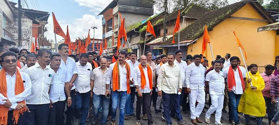 <div class="paragraphs"><p>ತಾಲ್ಲೂಕಿನಲ್ಲಿ ಈಚೆಗೆ ಯುವತಿ ಮೇಲೆ ನಡೆದ ಅತ್ಯಾಚಾರ ಪ್ರಕರಣವನ್ನು ಖಂಡಿಸಿ ಹಿಂದೂ ಹಿತ ರಕ್ಷಣಾ ಸಮಿತಿ ನೇತೃತ್ವದಲ್ಲಿ ಕಾರ್ಕಳದಲ್ಲಿ ಖಂಡನಾ ಜಾಥಾ ಸೋಮವಾರ ನಡೆಯಿತು</p></div>