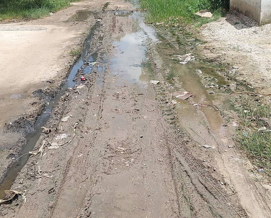 ಅಳವಂಡಿಯ ಸಿದ್ದೇಶ್ವರ ನಗರದಲ್ಲಿ ರಸ್ತೆಯ ಮೇಲೆ ಕೊಳಚೆ ನೀರು ನಿಂತಿರುವುದು