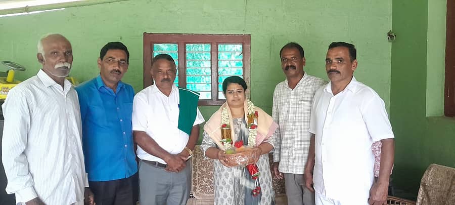 ಸಹಾಯಕ ಅರಣ್ಯ ಸಂರಕ್ಷಣಾಧಿಕಾರಿಯಾಗಿ ಬಡ್ತಿ ಹೊಂದಿದ ಗಾನಶ್ರೀ ಅವರಿಗೆ ರೈತರು ಶನಿವಾರಸಂತೆ ವಲಯ ಅರಣ್ಯಾಧಿಕಾರಿ ಕಚೇರಿಯಲ್ಲಿ ಅಭಿನಂದಿಸಿದರು