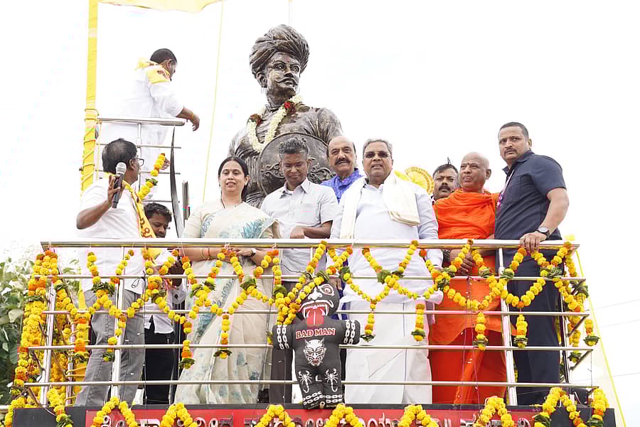 ಬೆಳಗಾವಿ ಜಿಲ್ಲೆಯ ಗೋಕಾಕ ತಾಲ್ಲೂಕಿನ ಕೌಜಲಗಿ ಗ್ರಾಮದಲ್ಲಿ ಸೋಮವಾರ ಸಂಗೊಳ್ಳಿ ರಾಯಣ್ಣನ ಪ್ರತಿಮೆ ಉದ್ಘಾಟನಾ ಸಮಾರಂಭದಲ್ಲಿ ಸಚಿವರಾದ ಲಕ್ಷ್ಮಿ ಹೆಬ್ಬಾಳಕರ, ಸತೀಶ ಜಾರಕಿಹೊಳಿ, ಮುಖ್ಯಮಂತ್ರಿ ಸಿದ್ದರಾಮಯ್ಯ, ಶಾಸಕ ಅಶೋಕ ಪಟ್ಟಣ, ಶಿವಲಿಂಗ ಮುರುಘರಾಜೇಂದ್ರ ಸ್ವಾಮೀಜಿ ಪಾಲ್ಗೊಂಡಿದ್ದರು