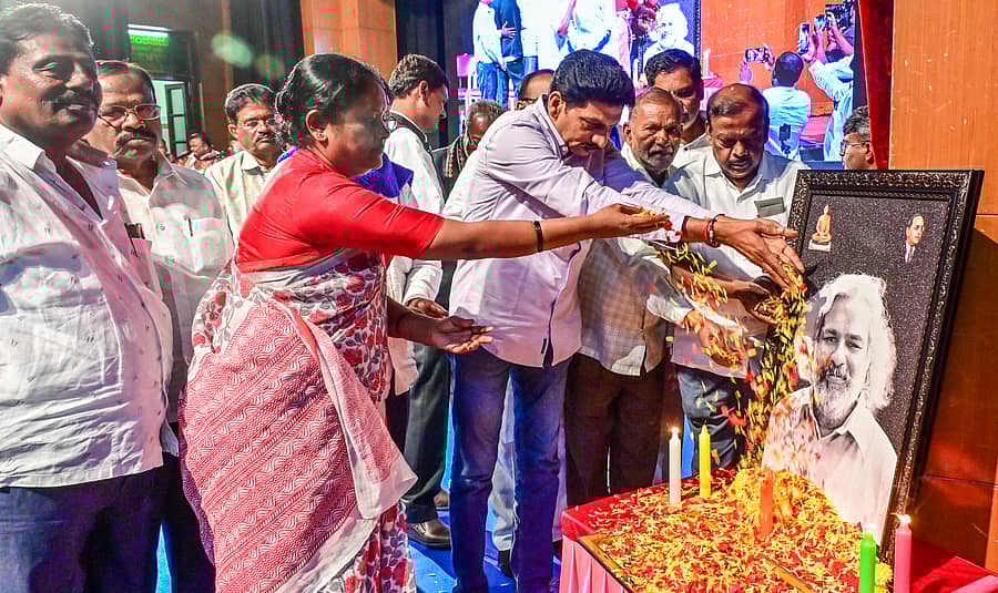 ‘ಪ್ರಜಾ ಕವಿ, ಪ್ರಜಾ ಗಾಯಕ ಗದ್ದರ್– ಪ್ರಥಮ ಪರಿನಿಬ್ಬಾಣ’ ಕಾರ್ಯಕ್ರಮದಲ್ಲಿ ಗೀತಾ, ಅಂಬಣ್ಣ ಅರೋಲಿಕರ್, ಎನ್. ವೆಂಕಟೇಶ್, ಸೂರ್ಯ ಕಿರಣ್, ಎಲ್. ಹನುಮಂತಯ್ಯ ಅವರು ಗದ್ದರ್ ಚಿತ್ರಕ್ಕೆ ಪುಷ್ಪನಮನ ಸಲ್ಲಿಸಿದರು