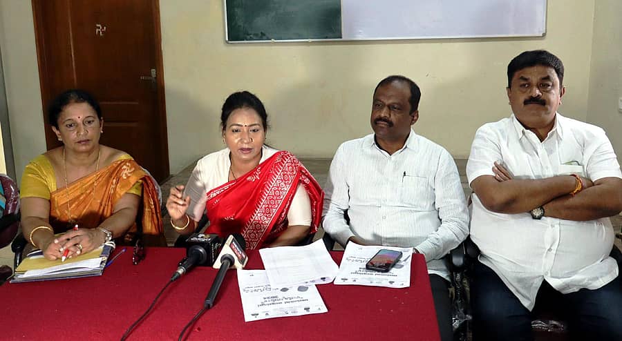 ಚನ್ನಪಟ್ಟಣದ ಬಾಲಕರ ಸರ್ಕಾರಿ ಪದವಿ ಪೂರ್ವ ಕಾಲೇಜಿನಲ್ಲಿ ನಡೆದ ಪತ್ರಿಕಾಗೋಷ್ಠಿಯಲ್ಲಿ ಕರ್ನಾಟಕ ಕೌಶಲ್ಯ ಅಭಿವೃದ್ಧಿ ನಿಗಮದ ಅಧ್ಯಕ್ಷೆ ಕಾಂತ ನಾಯಕ್ ಮಾತನಾಡಿದರು. ಕೌಶಲ್ಯಾಭಿವೃದ್ಧಿ ಅಧಿಕಾರಿ ಎಂ.ಸಿ. ಪುಷ್ಪಲತಾ, ಇತರರು ಹಾಜರಿದ್ದರು