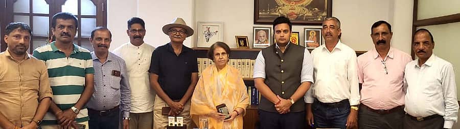 ಕೊಡಗು ಸಂರಕ್ಷಾಣಾ ವೇದಿಕೆ ಪದಾದಿಕಾರಿಗಳು ಮೈಸೂರಿನಲ್ಲಿ ಸಂಸದ ಯದುವೀರ್ ಕೃಷ್ಣದತ್ತ ಒಡೆಯರ್ ಹಾಗೂ ರಾಜವಂಶಸ್ಥೆ ಪ್ರಮೋದಾ ದೇವಿ ಅವರನ್ನು ಭೇಟಿಯಾಗಿ ಕಾಫಿ ಬೆಳೆಗಾರರು ಎದುರಿಸುತ್ತಿರುವ ಸಮಸ್ಯೆ ಬಗ್ಗೆ ಚರ್ಚಿಸಿದರು