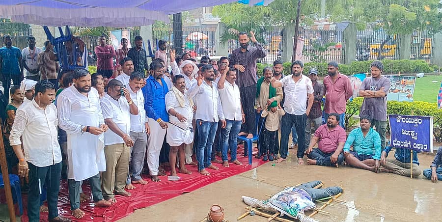 ಹೊಸಪೇಟೆ ನಗರಸಭೆ ಎದುರು ಸೋಮವಾರ ನಗರಸಭೆ ಸದಸ್ಯರು ಪ್ರತಿಭಟನೆ ನಡೆಸಿದರು
–ಪ್ರಜಾವಾಣಿ ಚಿತ್ರ