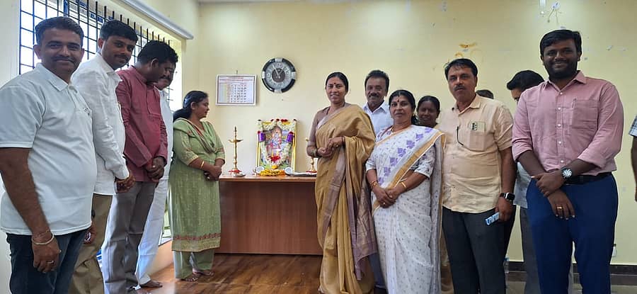 ಕೆಜಿಎಫ್‌ ತಾಲ್ಲೂಕು ಕಚೇರಿಯಲ್ಲಿ ಸೋಮವಾರ ನಡೆದ ಕೃಷ್ಣ ಜನ್ಮಾಷ್ಟಮಿ ಕಾರ್ಯಕ್ರಮದಲ್ಲಿ ಶಾಸಕಿ ಎಂ.ರೂಪಕಲಾ, ತಹಶೀಲ್ದಾರ್ ಕೆ.ನಾಗವೇಣಿ, ನಗರಸಭೆ ಅಧ್ಯಕ್ಷೆ ಇಂದಿರಾಗಾಂಧಿ ಹಾಗೂ ನಗರಸಭೆ ಆಯುಕ್ತ ಪವನ್‌ಕುಮಾರ್ ಭಾಗವಹಿಸಿದ್ದರು