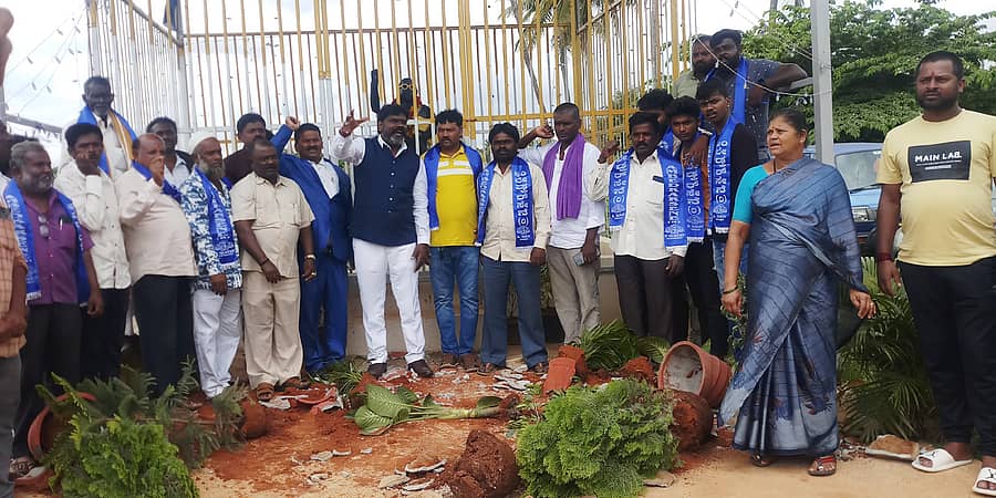 ದೇವನಹಳ್ಳಿ ರಾಣಿ ಸರ್ಕಲ್ ಬಳಿ ಇರುವ ಬುದ್ಧ, ಬಸವ, ಅಂಬೇಡ್ಕರ್‌ ಪ್ರತಿಮೆಗಳನ್ನು ವಿರೂಪಗೊಳಿಸಲು ಯತ್ನಿಸಿದ ಕಿಡಿಗೇಡಿಗಳನ್ನು ಬಂಧಿಸುವಂತೆ ಆಗ್ರಹಿಸಿ ಅಂಬೇಡ್ಕರ್‌ ಸೇನೆ ಪದಾಧಿಕಾರಿಗಳು ಪ್ರತಿಭಟನೆ ನಡೆಸಿದರು