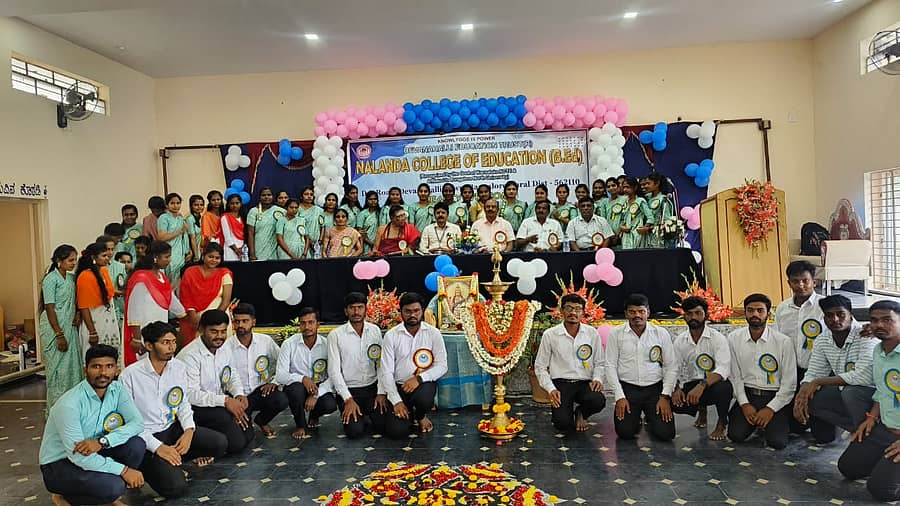 ದೇವನಹಳ್ಳಿ ತಾಲ್ಲೂಕಿನ ಕೋಡಗುರ್ಕಿ ಬಳಿ ಇರುವ ಕತ್ತಿಮಾರಮ್ಮ ದೇವಾಲಯದ ಸಮುದಾಯ ಭವನದಲ್ಲಿ ನಳಂದ ಶಿಕ್ಷಣ ಮಹಾವಿದ್ಯಾಲಯ ಹಮ್ಮಿಕೊಂಡಿದ್ದ ಸಮುದಾಯ ಜೀವನ ಶಿಬಿರ 