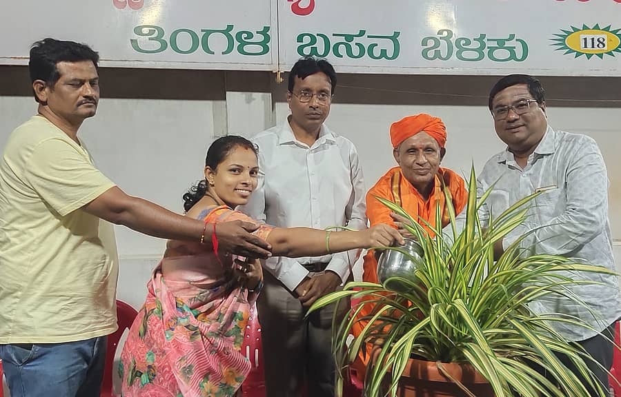 26ಎಸ್ಎಚ್ಪಿ 3: ಶಹಾಪುರ ನಗರದಲ್ಲಿ ಬಸವ ಮಾರ್ಗ ಪ್ರತಿಷ್ಠಾನದ ಆಶ್ರಯದಲ್ಲಿ ಭಾನುವಾರ ನಡೆದ ಬಸವ ಬೆಳಕು-118 ಕಾರ್ಯಕ್ರಮವನ್ನು ಪ್ರೊ. ಸಂಜಯ ಮಾಕಲ್ ಉದ್ಘಾಟಿಸಿದರು. ಗಣ್ಯರು ಉಪಸ್ಥಿತರಿದ್ದರು