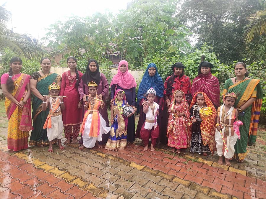 ಕಲಘಟಗಿ ತಾಲ್ಲೂಕಿನ ಬಮ್ಮಿಗಟ್ಟಿ ಗ್ರಾಮದ ಕೆಪಿಎಸ್ ಪೂರ್ವ ಪ್ರಾಥಮಿಕ ಶಾಲೆಯಲ್ಲಿ ಮುಸ್ಲಿಂ ಬಾಂಧವರು ತಮ್ಮ ಮಕ್ಕಳಿಗೆ ಕೃಷ್ಣ–ರಾಧೆ ವೇಷ ತೊಡಿಸಿ ಭಾವೈಕ್ಯ ಮೆರೆದರು 