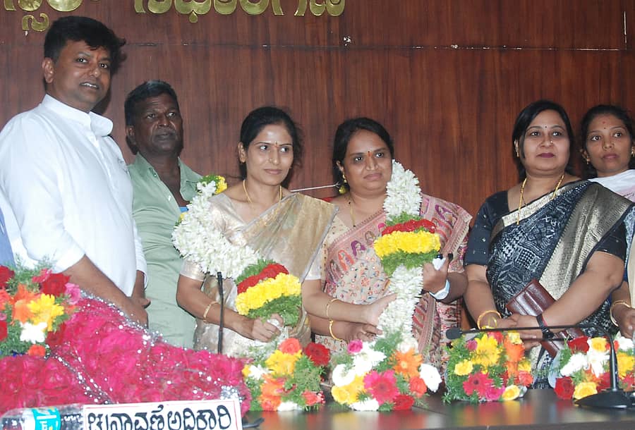ನಗರಸಭೆಯ ನೂತನ ಅಧ್ಯಕ್ಷರಾಗಿ ಆಯ್ಕೆಯಾದ ಬಿ.ಎಸ್.ಸುಮಿತಾ, ಉಪಾಧ್ಯಕ್ಷರಾಗಿ ಆಯ್ಕೆಯಾದ ಜಿ.ಎಸ್.ಶ್ರೀದೇವಿ ಅವರನ್ನು ಶಾಸಕ ಕೆ.ಸಿ.ವೀರೇಂದ್ರ ಅವರು ಅಭಿನಂದಿಸಿದರು