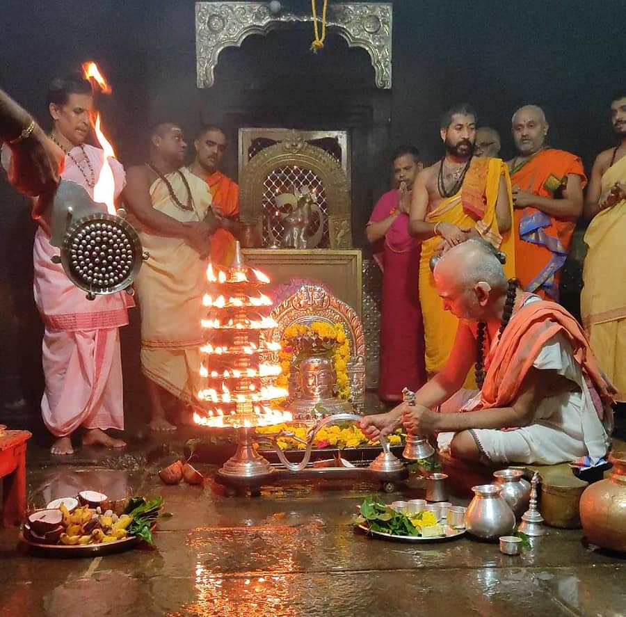 ಉತ್ತರ ಕನ್ನಡ ಜಿಲ್ಲೆಯ ಗೋಕರ್ಣದ ಮಹಾಬಲೇಶ್ವರ ದೇವಾಲಯದಲ್ಲಿ ಮೂಲ ಅರ್ಚಕ ವೇದಮೂರ್ತಿ  ಅನಂತರಾಜ ಅಡಿ ಮಂಗಳವಾರ ದೇವರಿಗೆ ಪೂಜೆ ಸಲ್ಲಿಸಿದರು