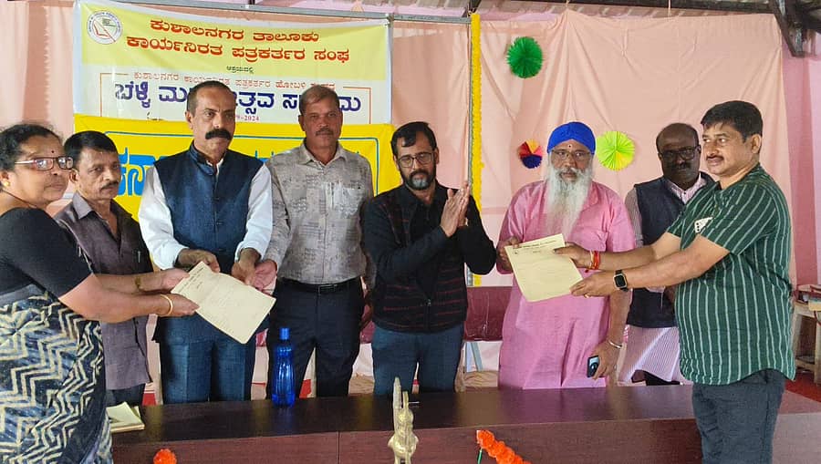 ಕುಶಾಲನಗರ ಸರ್ಕಾರಿ ಪದವಿ ಪೂರ್ವ ಕಾಲೇಜಿನಲ್ಲಿ ಕರ್ನಾಟಕ ಜನಪದ ಪರಿಷತ್ ತಾಲ್ಲೂಕು ಘಟಕ ವತಿಯಿಂದ ಏರ್ಪಡಿಸಿದ್ದ ವಿದ್ಯಾರ್ಥಿಗಳತ್ತ ಜಾನಪದ ಕಾರ್ಯಕ್ರಮದಲ್ಲಿ ಸದಸ್ಯತ್ವ ಅಭಿಯಾನಕ್ಕೆ ಚಾಲನೆ ನೀಡಲಾಯಿತು