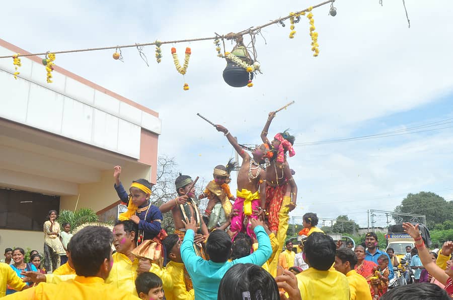 <div class="paragraphs"><p> ಮೊಸರು ಗಡಿಗೆ ಒಡೆಯುವ ಸ್ಪರ್ಧೆ </p></div>