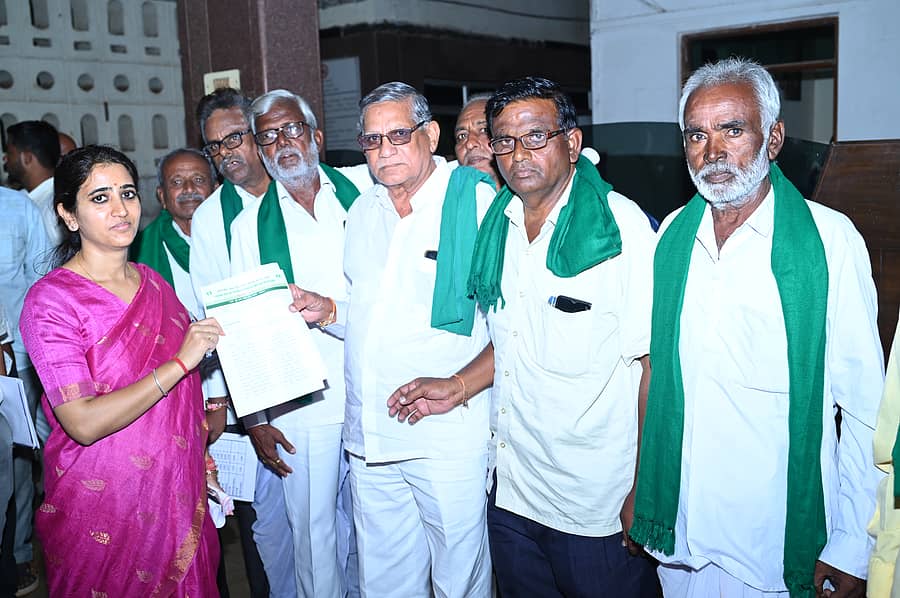 ಕರ್ನಾಟಕ ರಾಜ್ಯ ರೈತ ಸಂಘ ಹಾಗೂ ಹಸಿರು ಸೇನೆಯ ಪದಾಧಿಕಾರಿಗಳು ಬೀದರ್‌ನಲ್ಲಿ ಮಂಗಳವಾರ ಜಿಲ್ಲಾಧಿಕಾರಿ ಶಿಲ್ಪಾ ಶರ್ಮಾ ಅವರಿಗೆ ಮನವಿ ಪತ್ರ ಸಲ್ಲಿಸಿದರು 