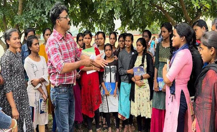 ಉಪನ್ಯಾಸಕ ಎಚ್.ಎನ್. ಗಿರೀಶ್ ಅವರು ವಿದ್ಯಾರ್ಥಿನಿಯರಿಗೆ ತರಗತಿಯಿಂದಾಚೆ ಮಾರ್ಗದರ್ಶನ ನೀಡುತ್ತಿರುವುದು