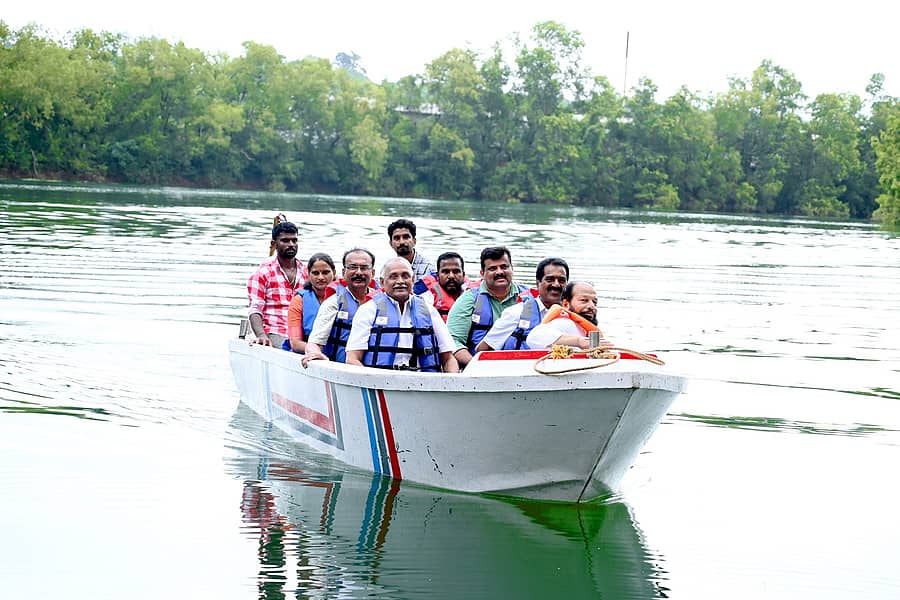 ಮೂಡುಬಿದಿರೆಯ ಕಡಲಕೆರೆಯಲ್ಲಿ ದೋಣಿವಿಹಾರಕ್ಕೆ ಶಾಸಕ ಉಮಾನಾಥ ಕೋಟ್ಯಾನ್ ಮಂಗಳವಾರ ಚಾಲನೆ ನೀಡಿದರು. ಮಾಜಿ ಶಾಸಕ ಅಭಯಚಂದ್ರ, ಎಸಿಎಫ್ ಶ್ರೀಧರ್ ಭಾಗವಹಿಸಿದ್ದರು