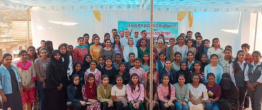 ವಿರಾಜಪೇಟೆಯಲ್ಲಿ ಎ.ಕೆ.ಸುಬ್ಬಯ್ಯ ಹಾಗೂ ಪೊನ್ನಮ್ಮ ದತ್ತಿ ನಿಧಿ ಚಾರಿಟಬಲ್ ಟ್ರಸ್ಟ್ ವತಿಯಿಂದ 130 ವಿದ್ಯಾರ್ಥಿನಿಯರಿಗೆ ಪ್ರೋತ್ಸಾಹ ಧನ ವಿತರಿಸಲಾಯಿತು