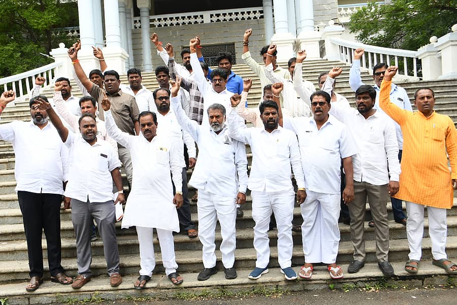 ಕಲಬುರಗಿಯಲ್ಲಿ ಮಂಗಳವಾರ ಕ್ರಾಂತಿವೀರ ಬೆಳವಡಿ ವಡ್ಡರ ಯಲ್ಲಣ್ಣ ಸೇನೆಯ ಮುಖಂಡರು ಪ್ರತಿಭಟನೆ ನಡೆಸಿದರು